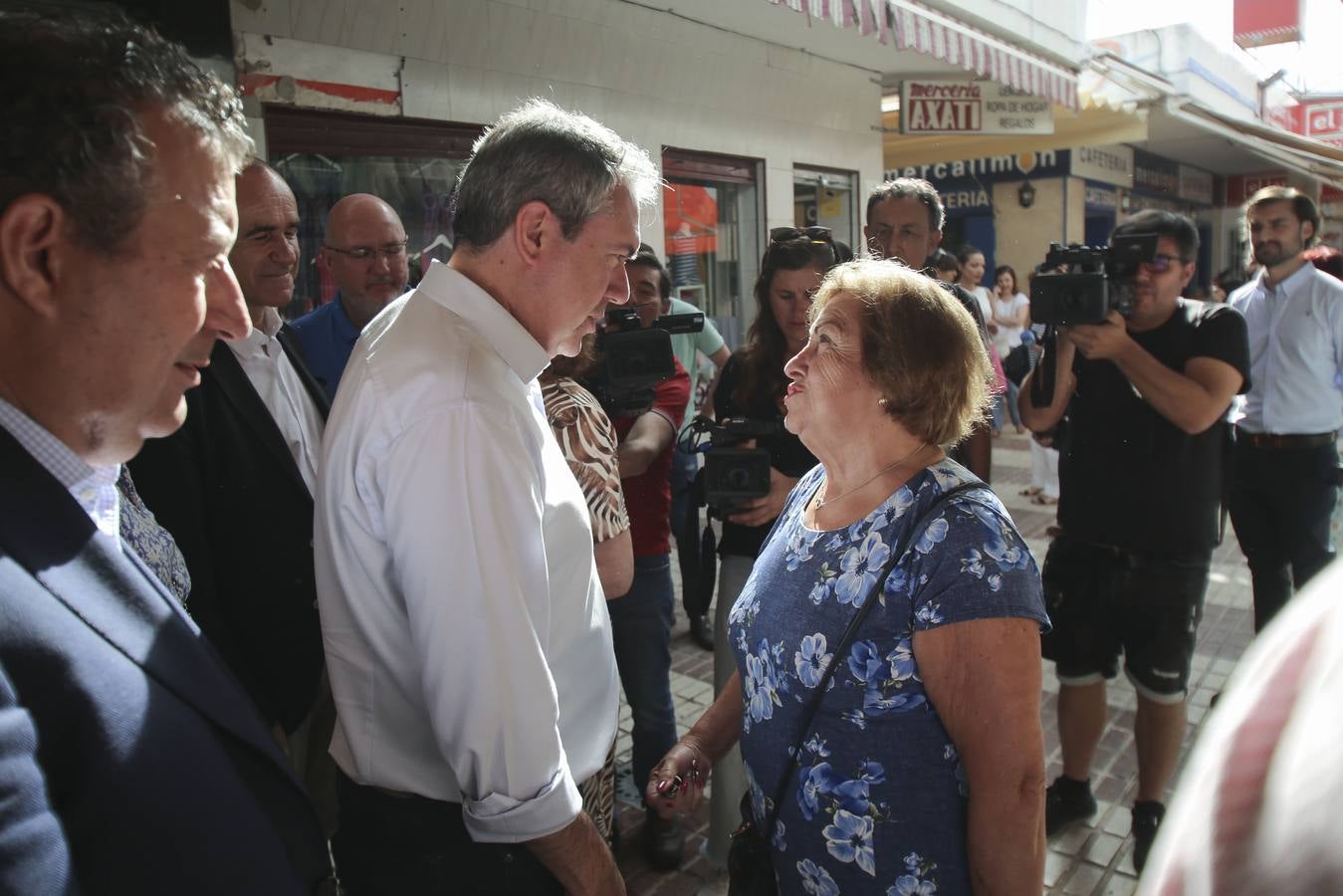 En imágenes, Juan Espadas visita el barrio sevillano del Parque Alcosa en el inicio de su campaña