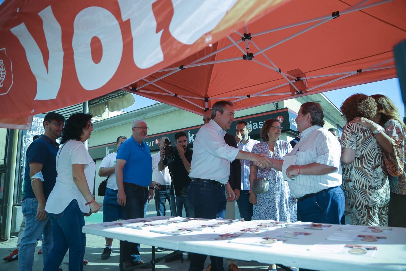 En imágenes, Juan Espadas visita el barrio sevillano del Parque Alcosa en el inicio de su campaña