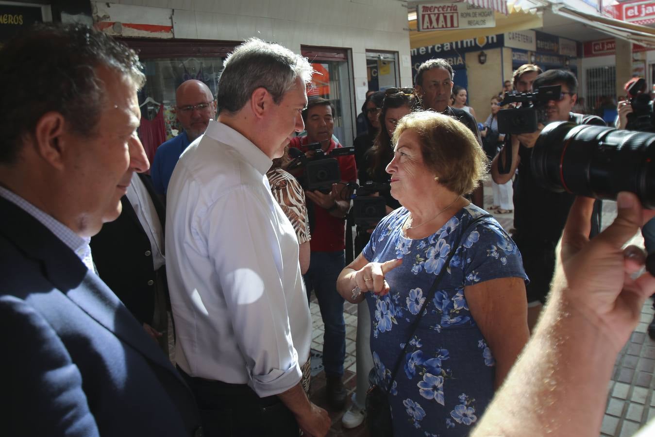 En imágenes, Juan Espadas visita el barrio sevillano del Parque Alcosa en el inicio de su campaña