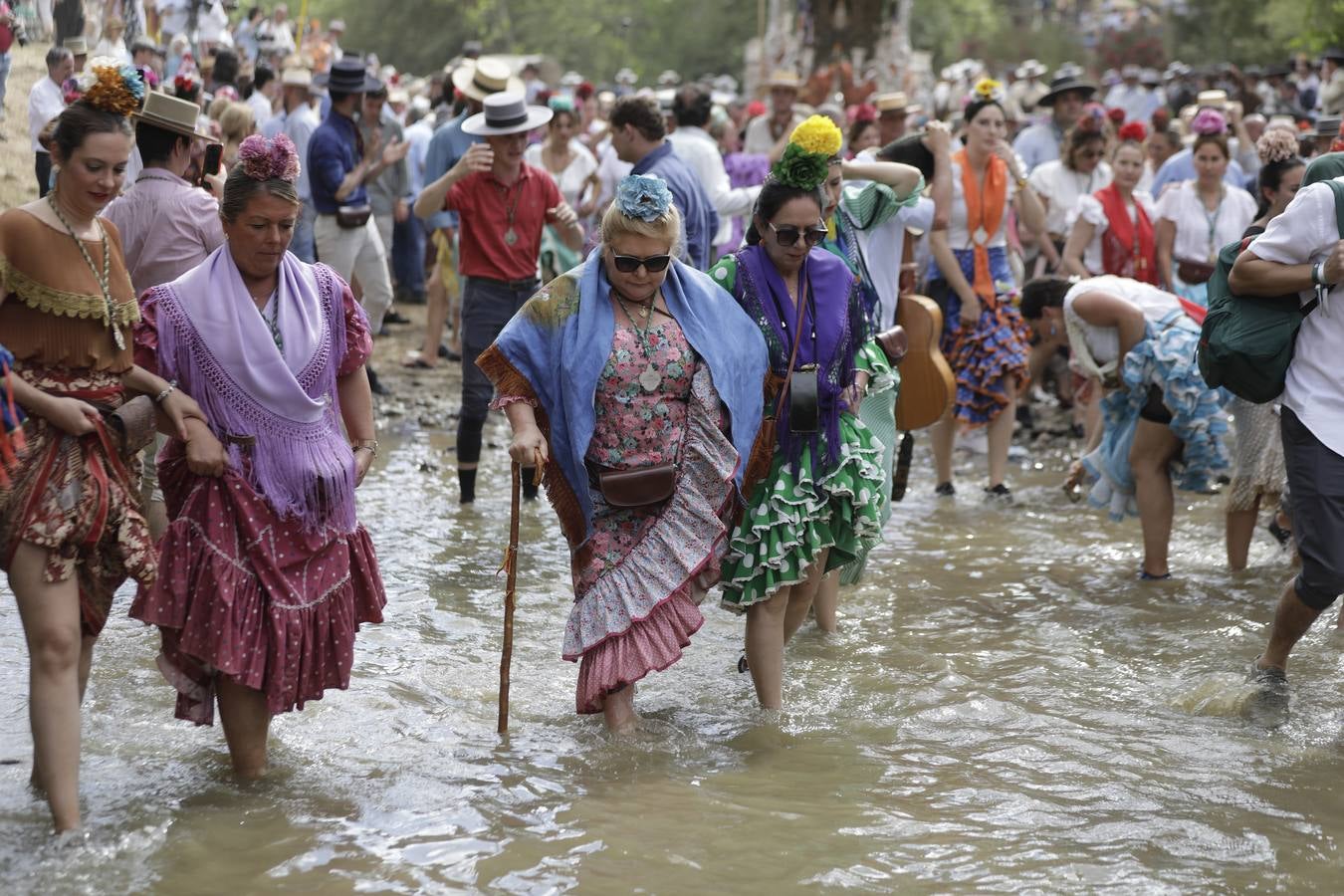 En imágenes, la Hermandad del Rocío de Sevilla a su paso por el Quema