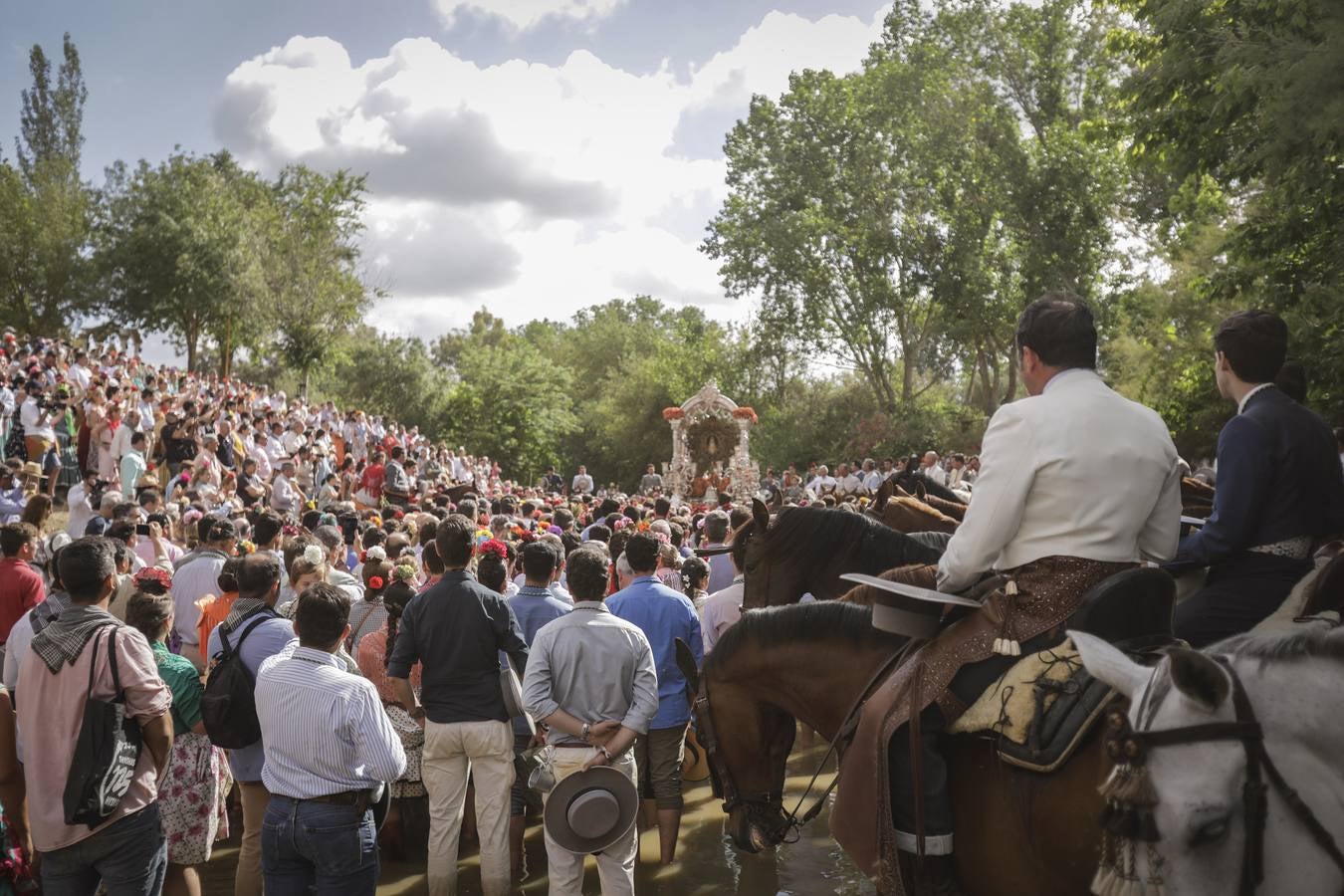 En imágenes, la Hermandad del Rocío de Sevilla a su paso por el Quema