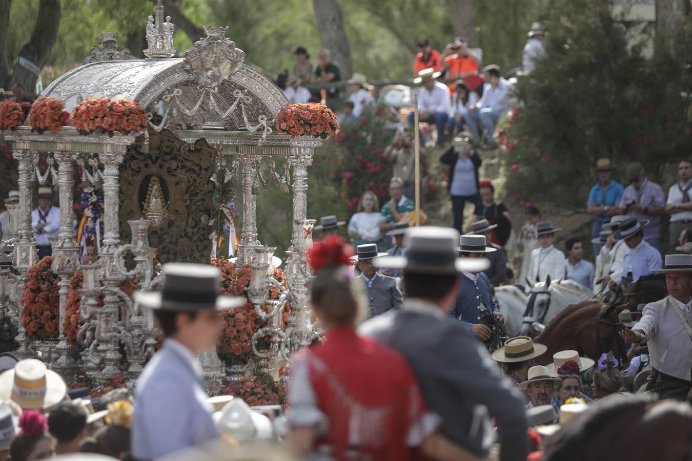 En imágenes, la Hermandad del Rocío de Sevilla a su paso por el Quema