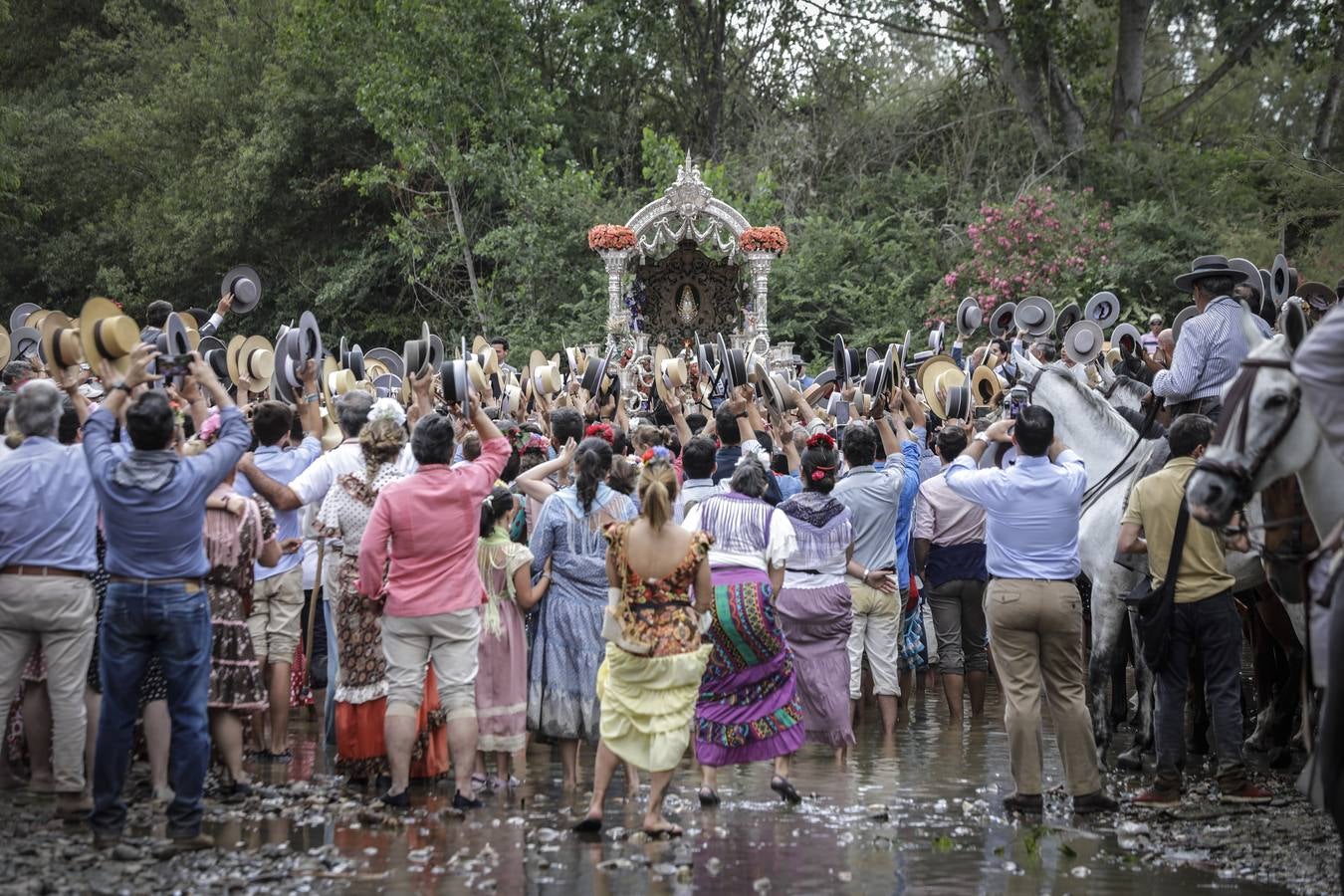 En imágenes, la Hermandad del Rocío de Sevilla a su paso por el Quema