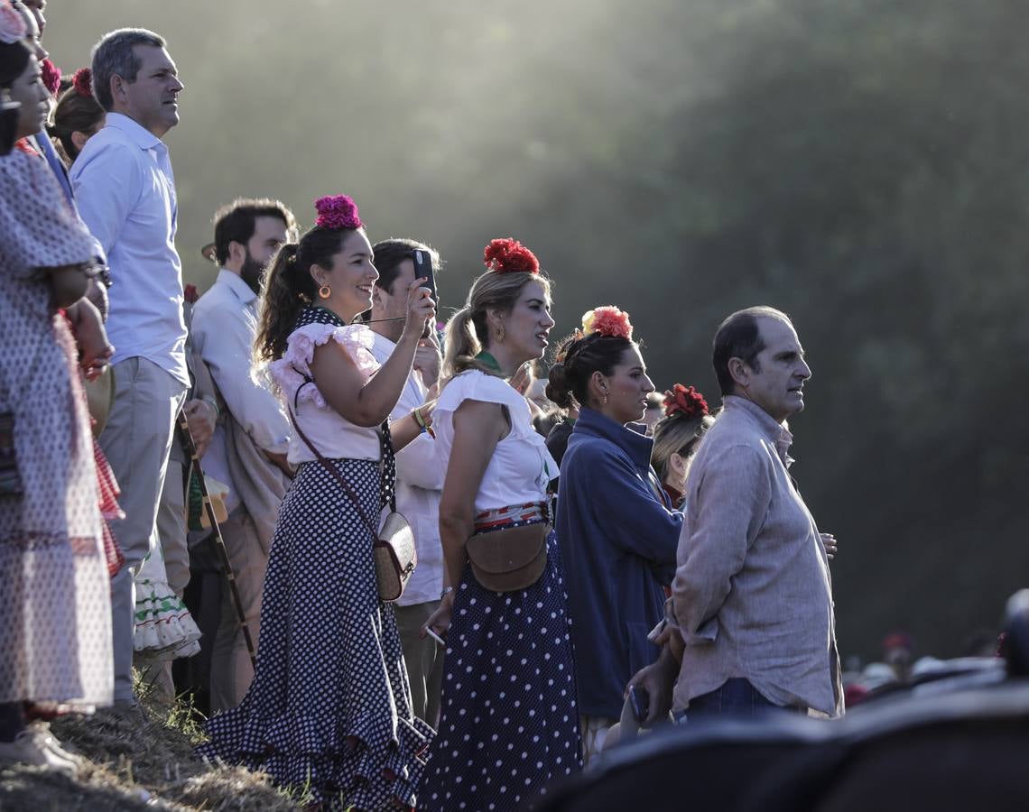 La Hermandad del Rocío de Triana a su paso por Quema