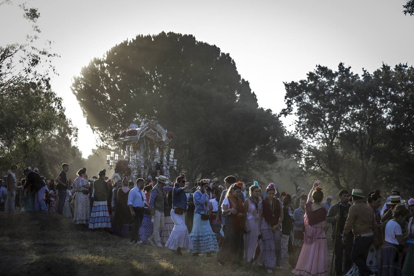 La Hermandad del Rocío de Triana a su paso por Quema