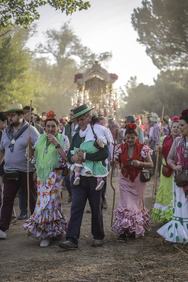 La Hermandad del Rocío de Triana a su paso por Quema