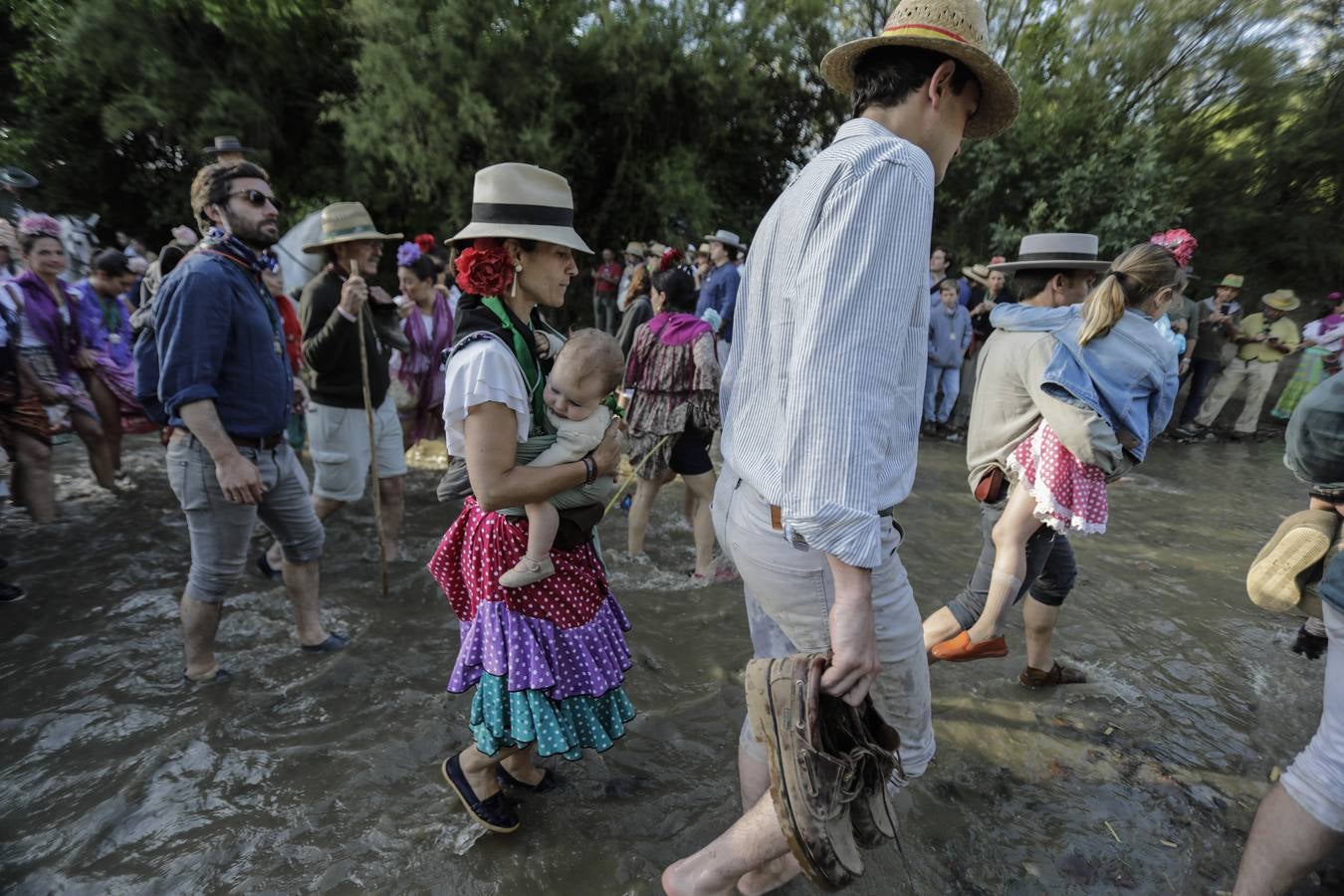 La Hermandad del Rocío de Triana a su paso por Quema