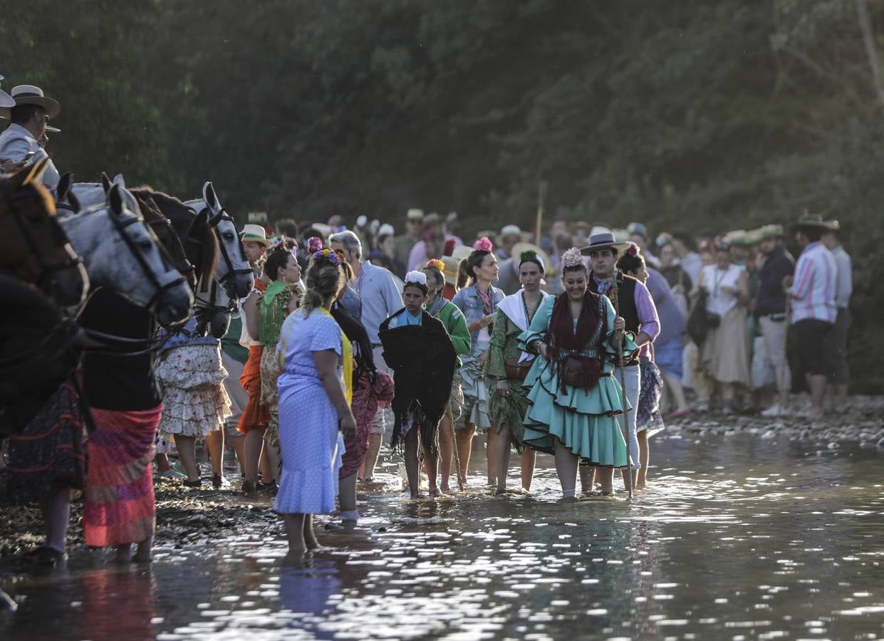 La Hermandad del Rocío de Triana a su paso por Quema