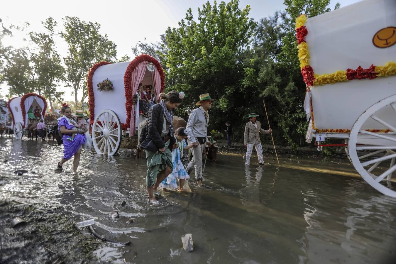 La Hermandad del Rocío de Triana a su paso por Quema