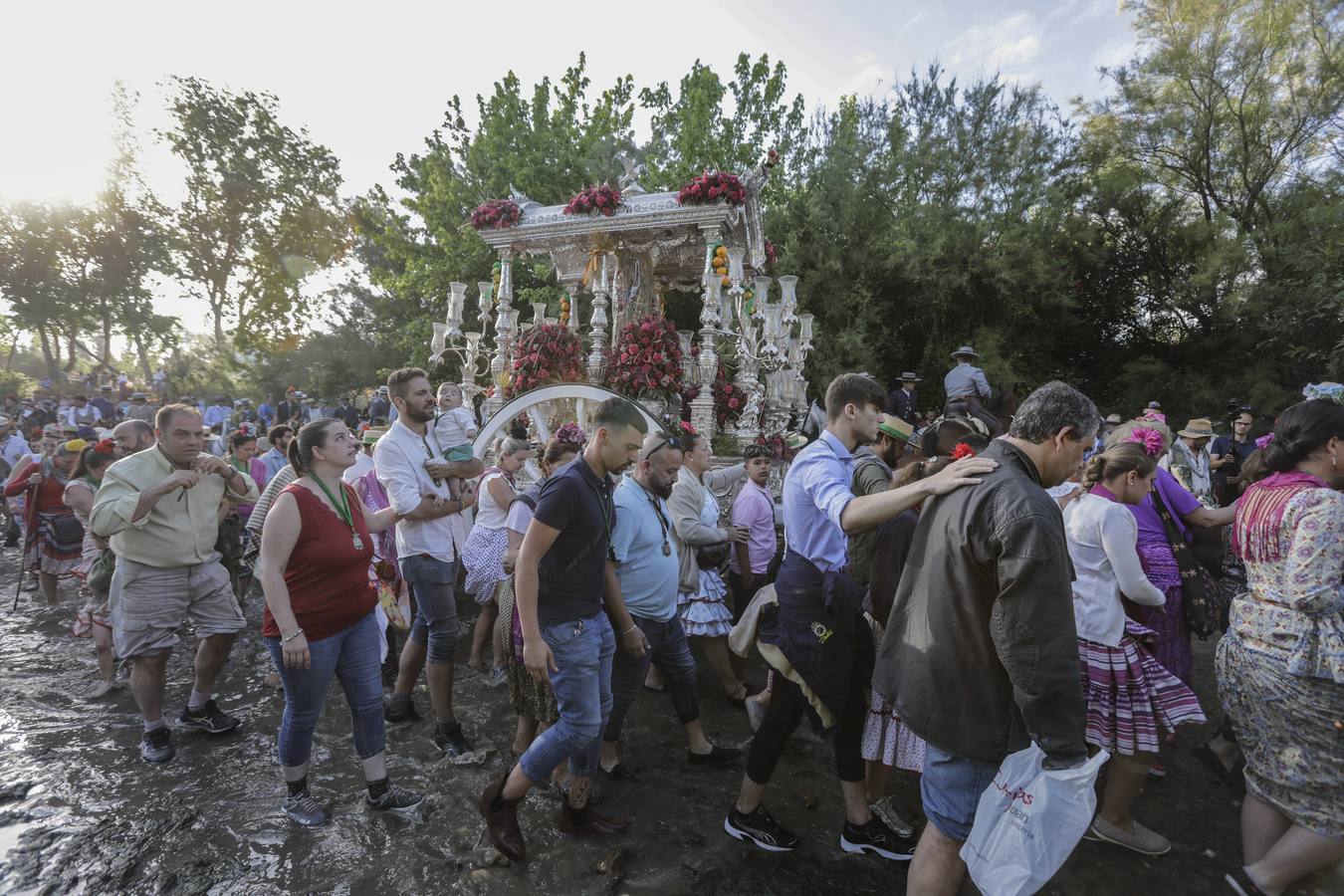 La Hermandad del Rocío de Triana a su paso por Quema