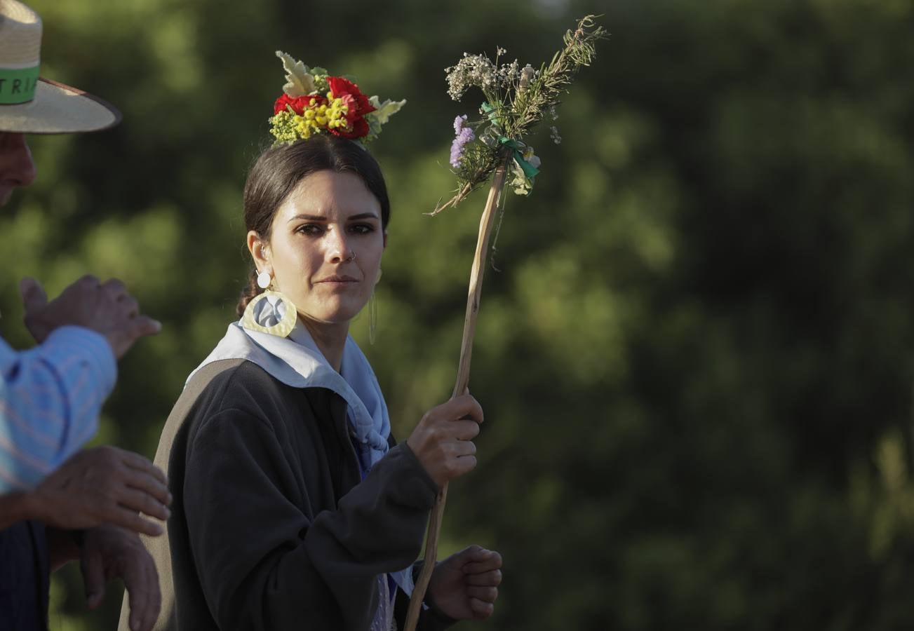 La Hermandad del Rocío de Triana a su paso por Quema