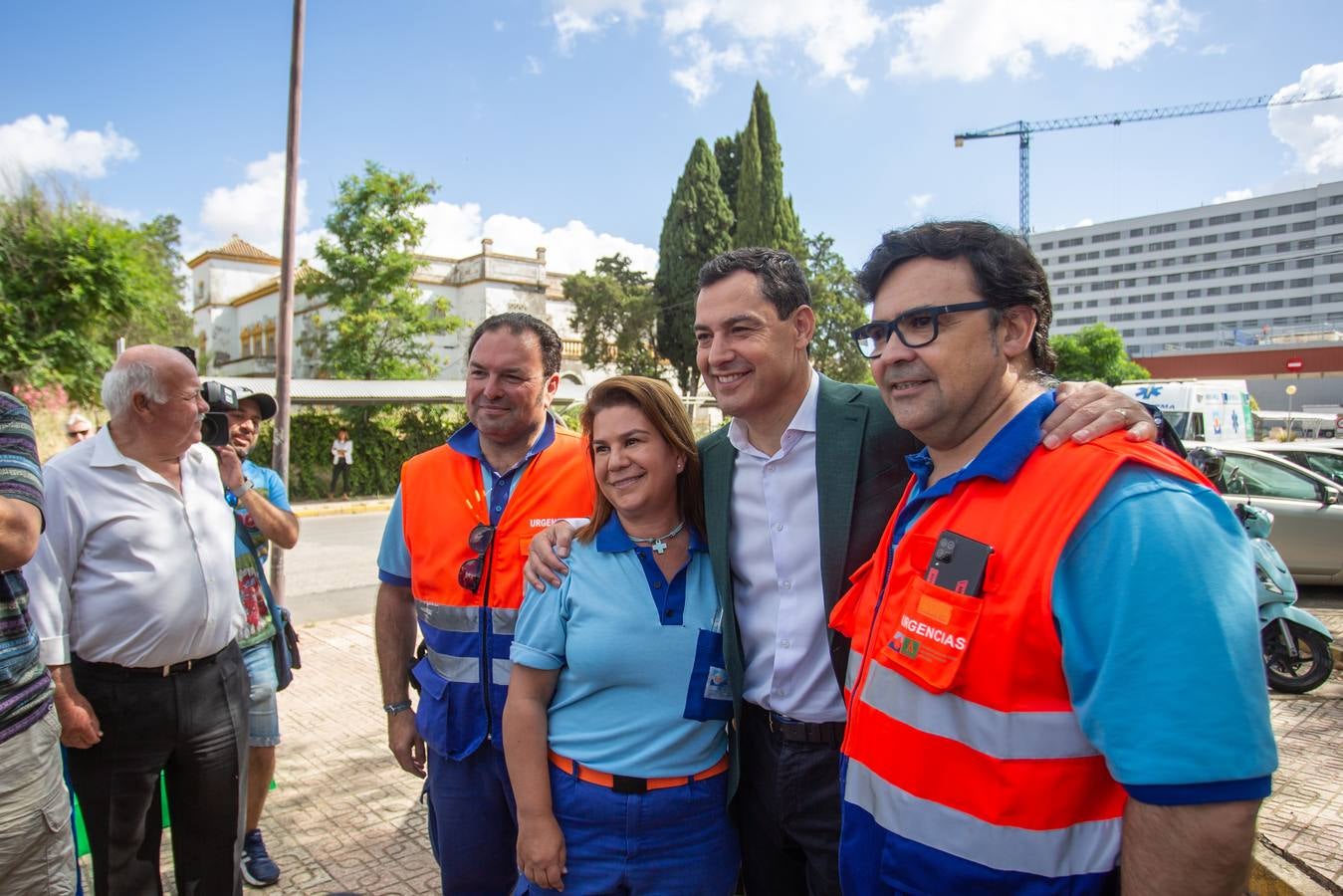 Primeros pasos de campaña de Juanma Moreno a las puertas del Hospital Militar de Sevilla