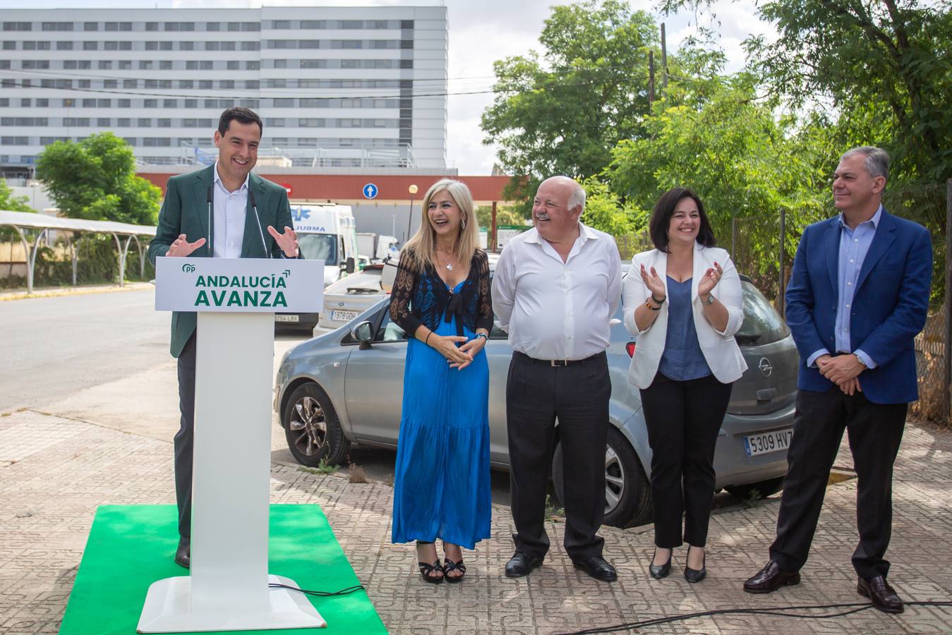 Primeros pasos de campaña de Juanma Moreno a las puertas del Hospital Militar de Sevilla