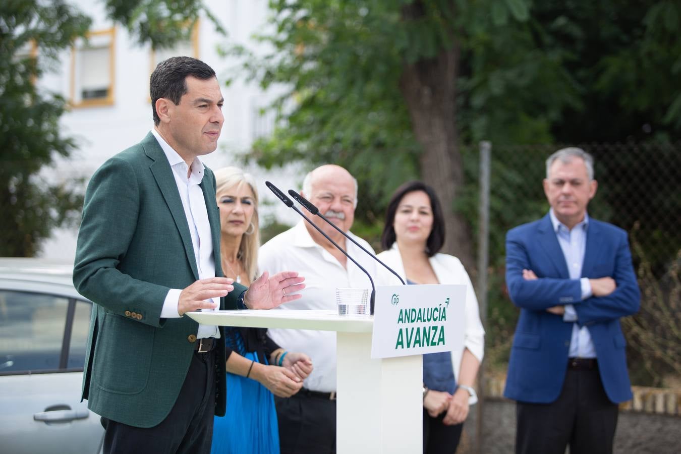 Primeros pasos de campaña de Juanma Moreno a las puertas del Hospital Militar de Sevilla