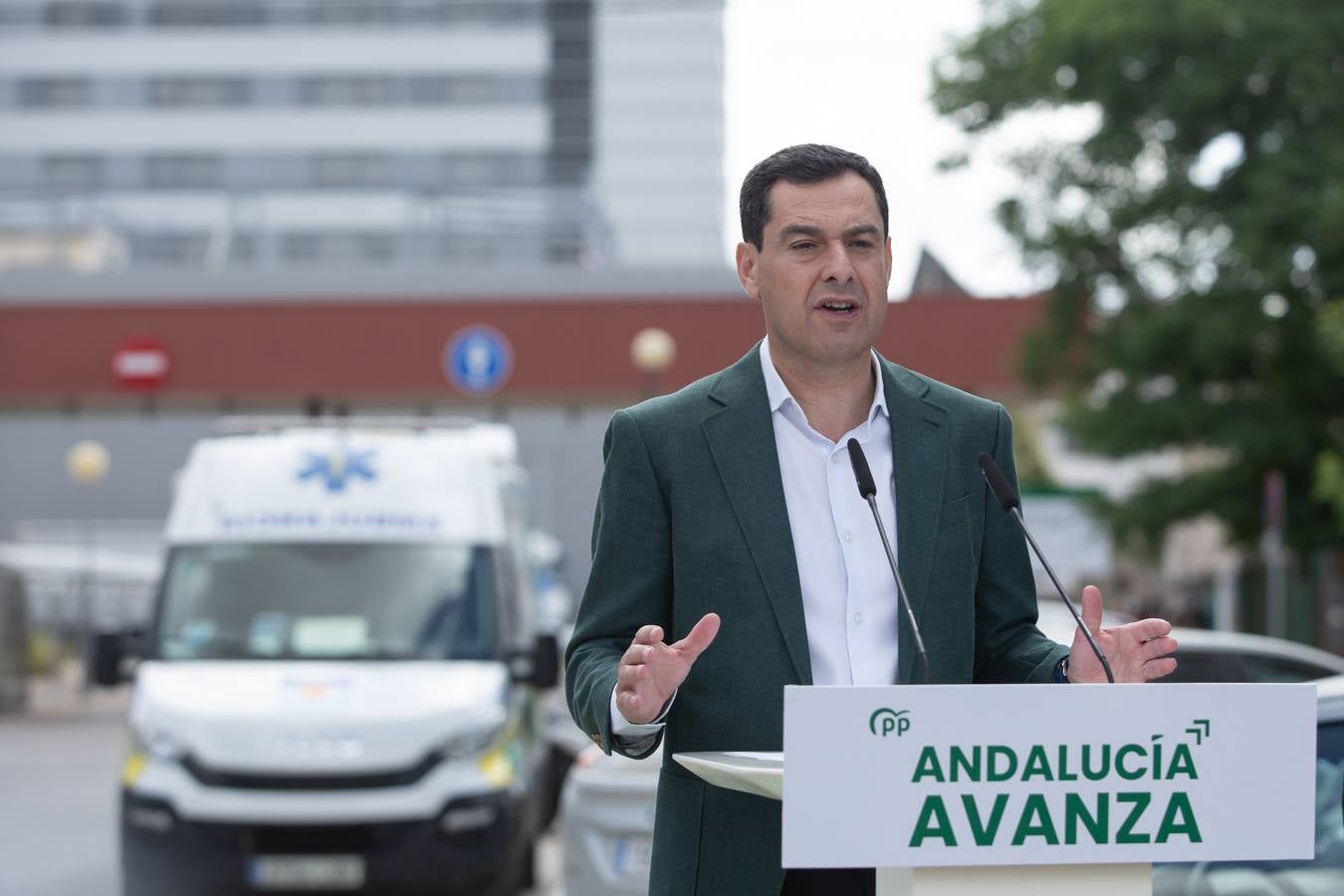 Primeros pasos de campaña de Juanma Moreno a las puertas del Hospital Militar de Sevilla