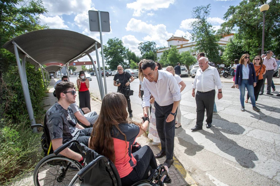 Primeros pasos de campaña de Juanma Moreno a las puertas del Hospital Militar de Sevilla