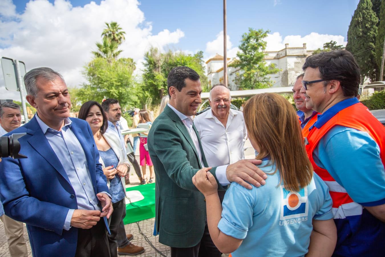 Primeros pasos de campaña de Juanma Moreno a las puertas del Hospital Militar de Sevilla