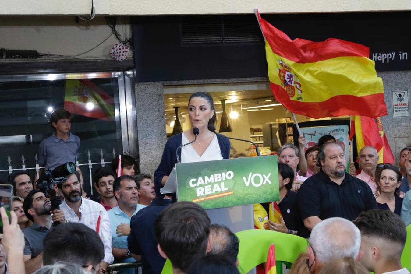 Vox llena la calle Asunción, en imágenes