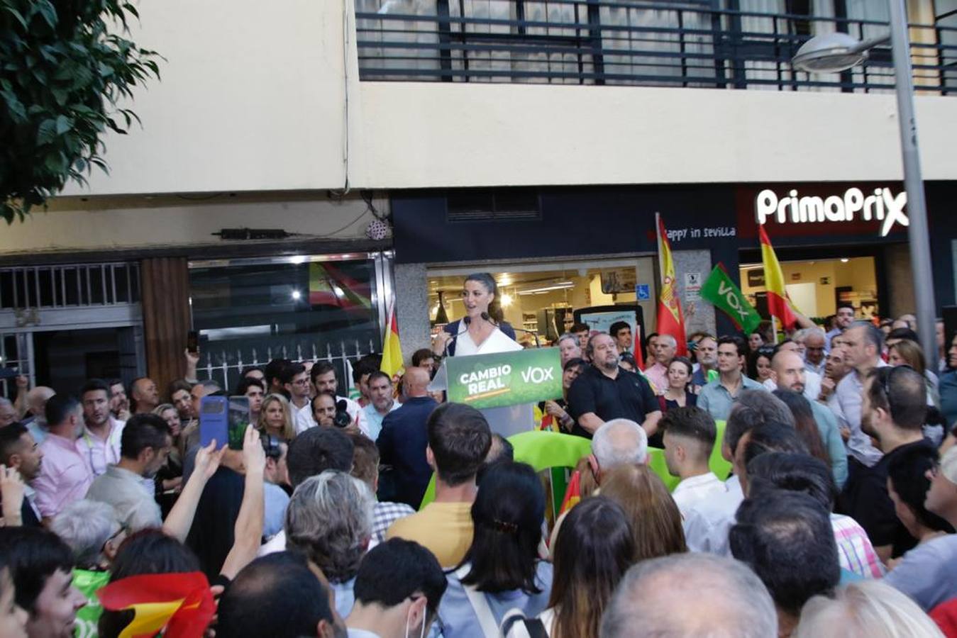 Vox llena la calle Asunción, en imágenes