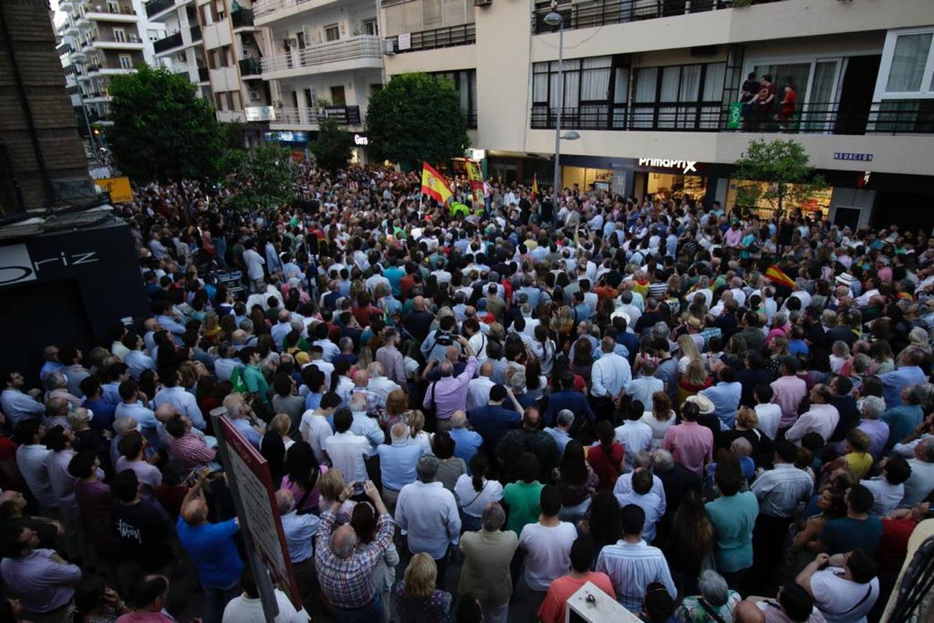 Vox llena la calle Asunción, en imágenes