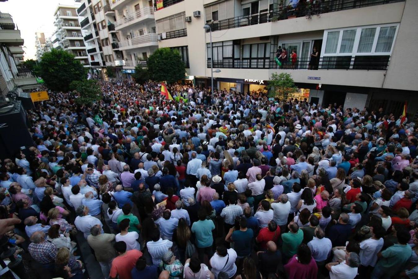 Vox llena la calle Asunción, en imágenes