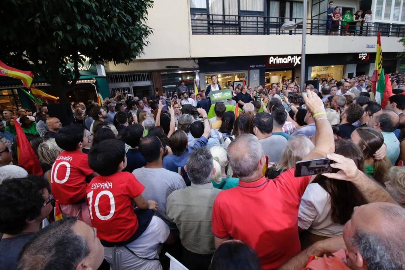 Vox llena la calle Asunción, en imágenes