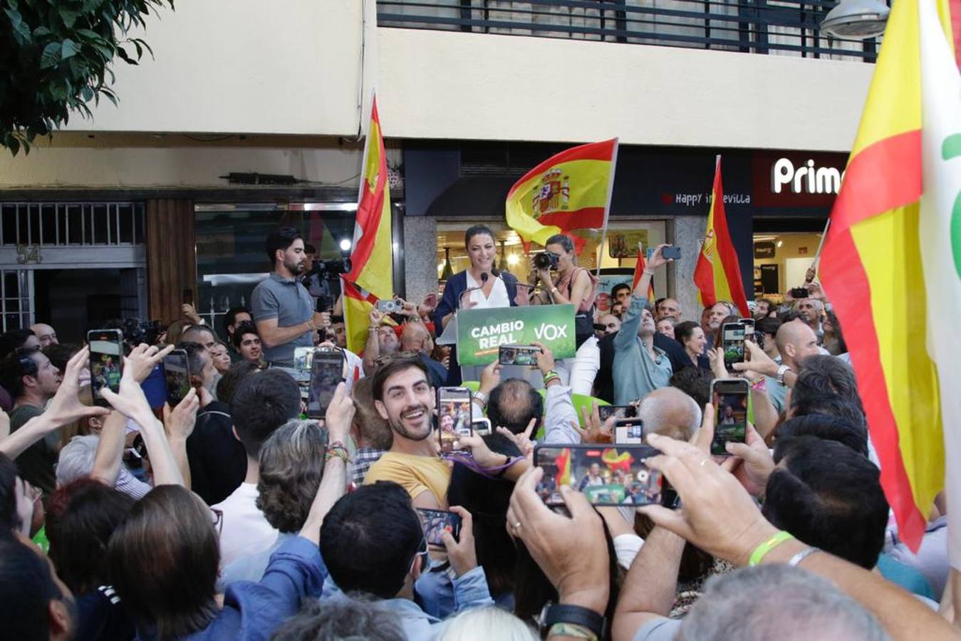 Vox llena la calle Asunción, en imágenes