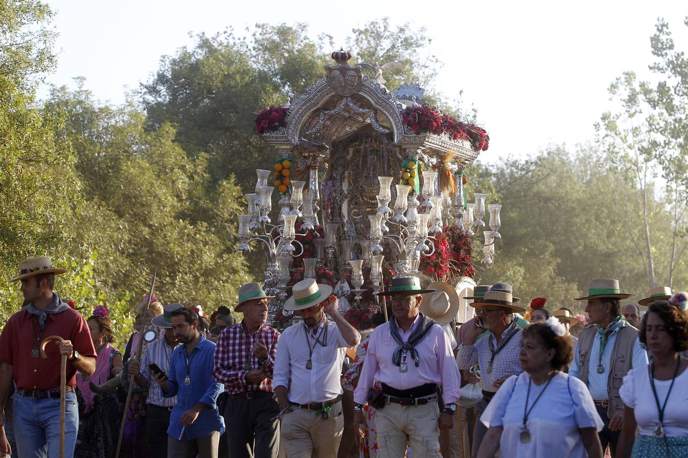 La Hermandad del Rocío de Triana a su paso por Quema