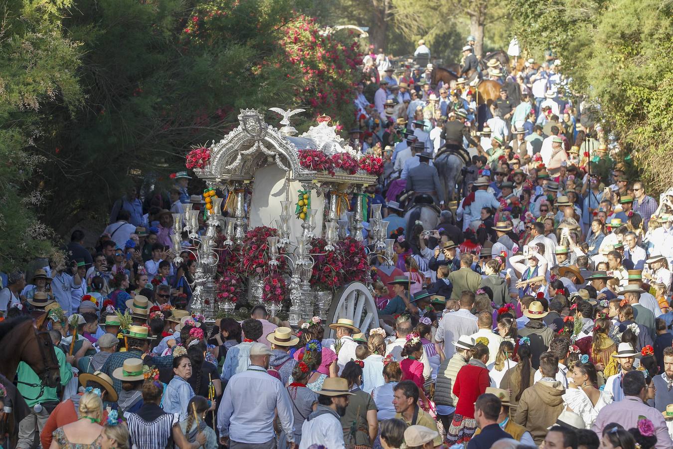 La Hermandad del Rocío de Triana a su paso por Quema