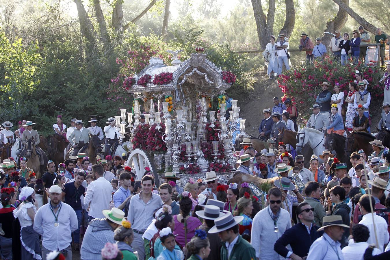 La Hermandad del Rocío de Triana a su paso por Quema