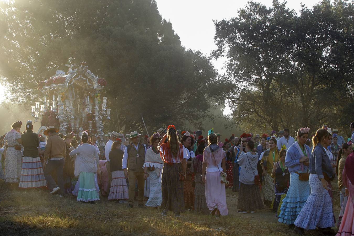 La Hermandad del Rocío de Triana a su paso por Quema