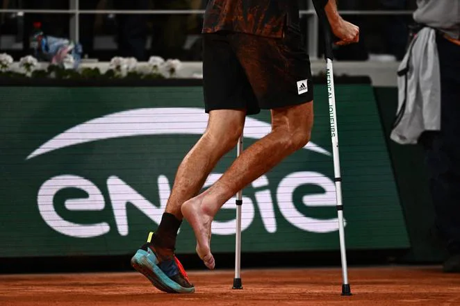 El tobillo derecho de Zverev, visiblemente inflamado