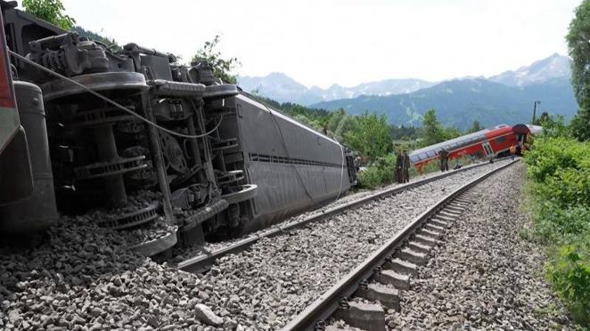 Las fotos publicadas por los medios alemanas muestran al tren regional medio descarrilado, con los vagones ladeados en una zona boscosa. 