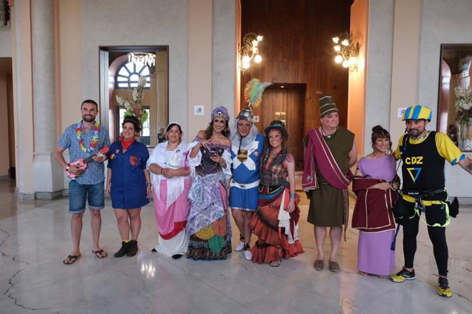 Fotos: Políticos y representantes de instituciones gaditanas se dan cita en el Falla