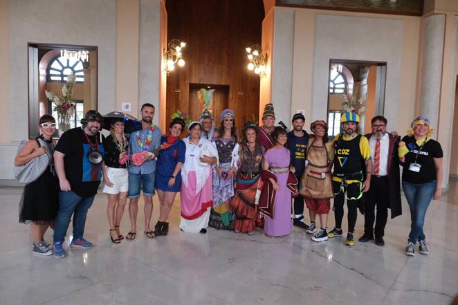 Fotos: Políticos y representantes de instituciones gaditanas se dan cita en el Falla