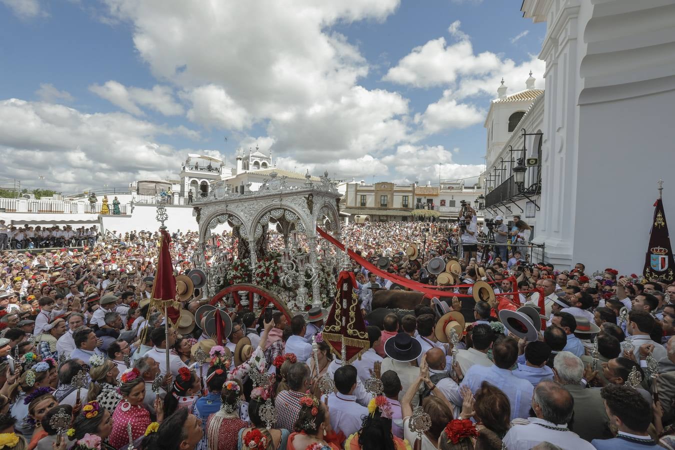 Presentación de las hermandades más antiguas ante la Virgen del Rocío