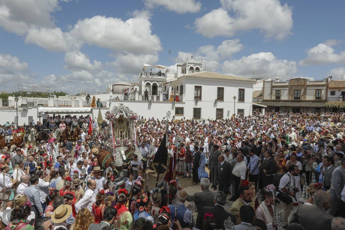 Presentación de las hermandades más antiguas ante la Virgen del Rocío