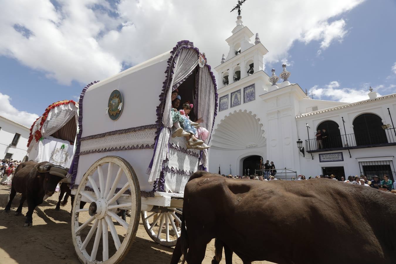 Presentación de las hermandades más antiguas ante la Virgen del Rocío