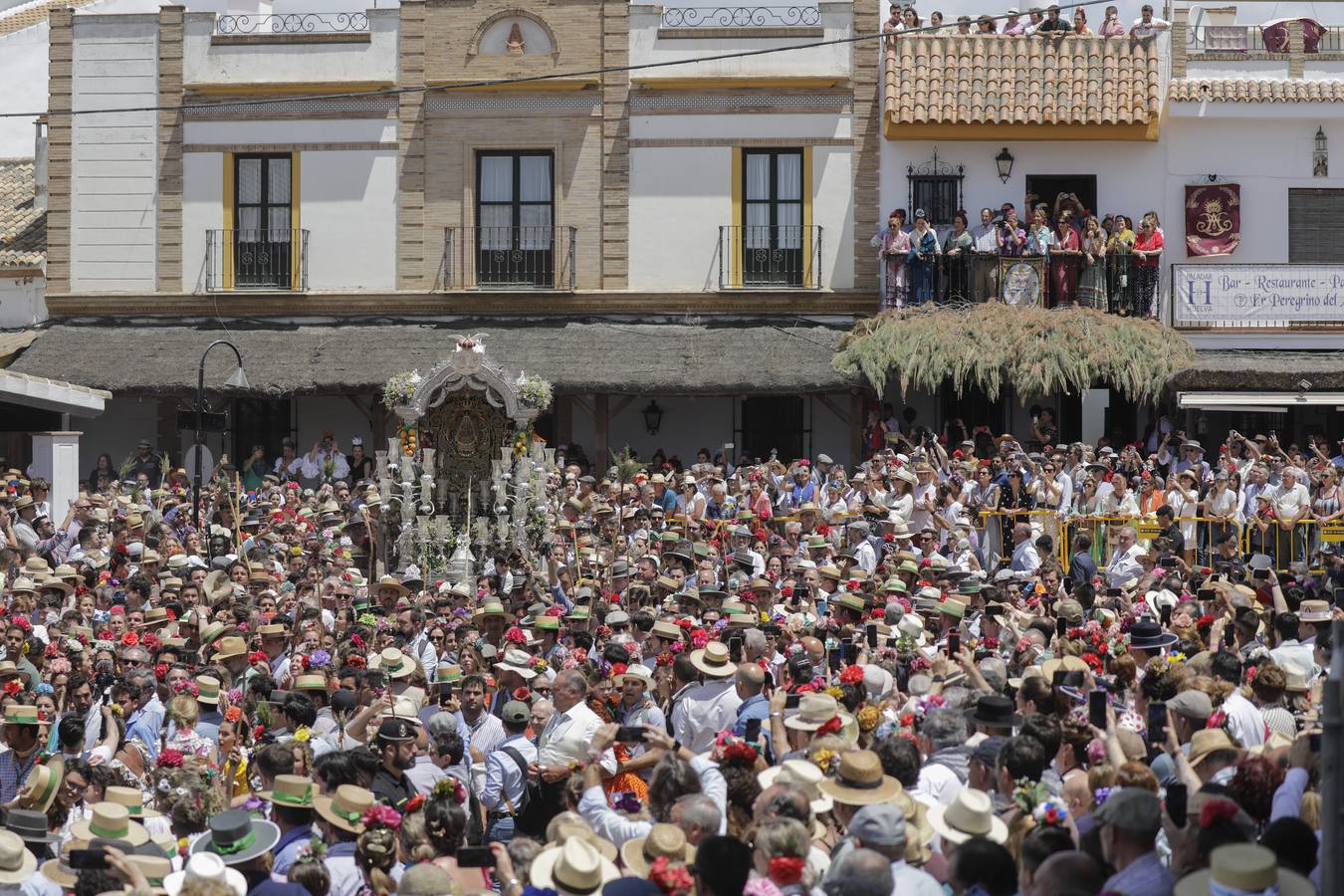 Presentación de las hermandades más antiguas ante la Virgen del Rocío