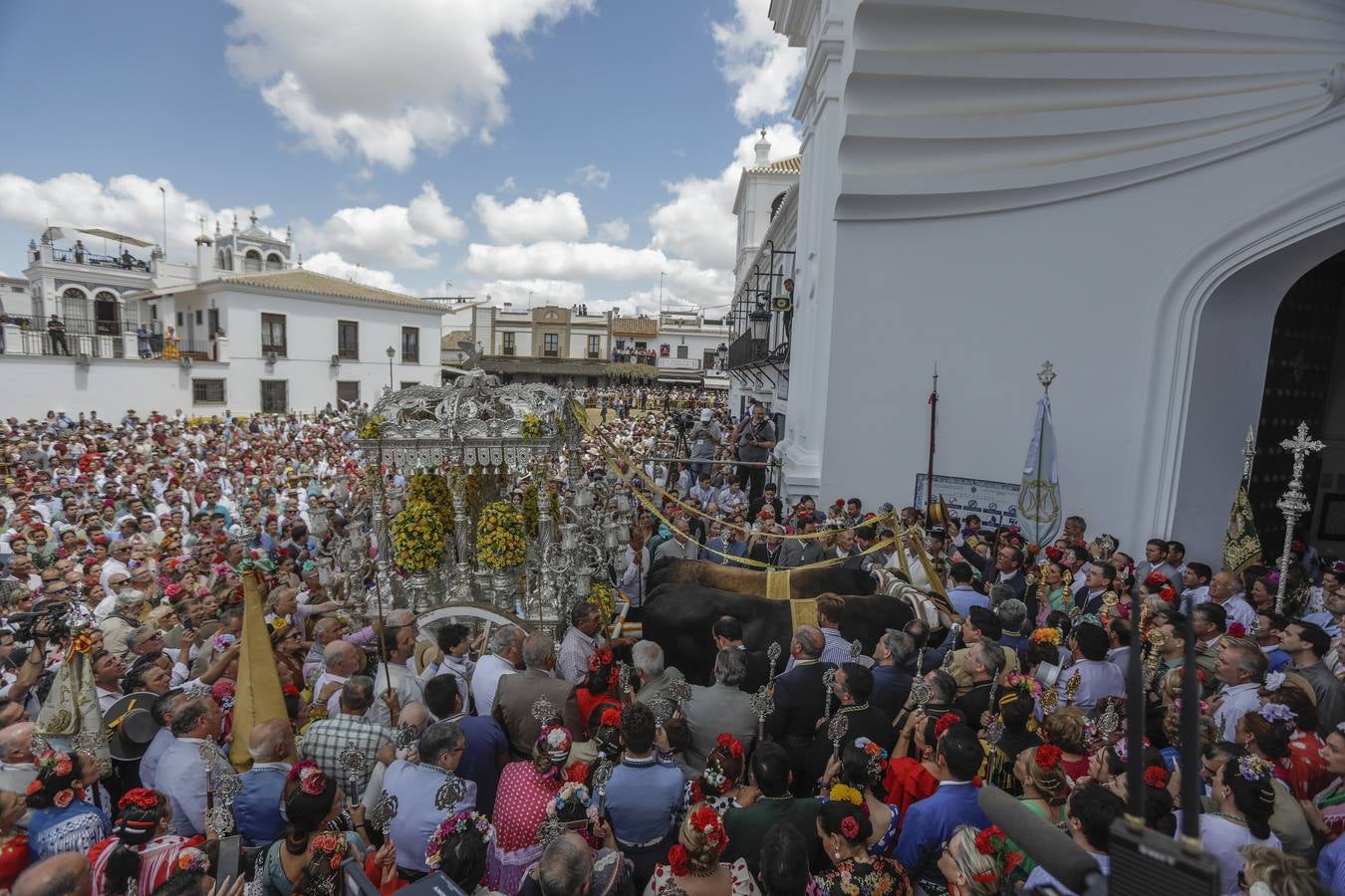 Presentación de las hermandades más antiguas ante la Virgen del Rocío