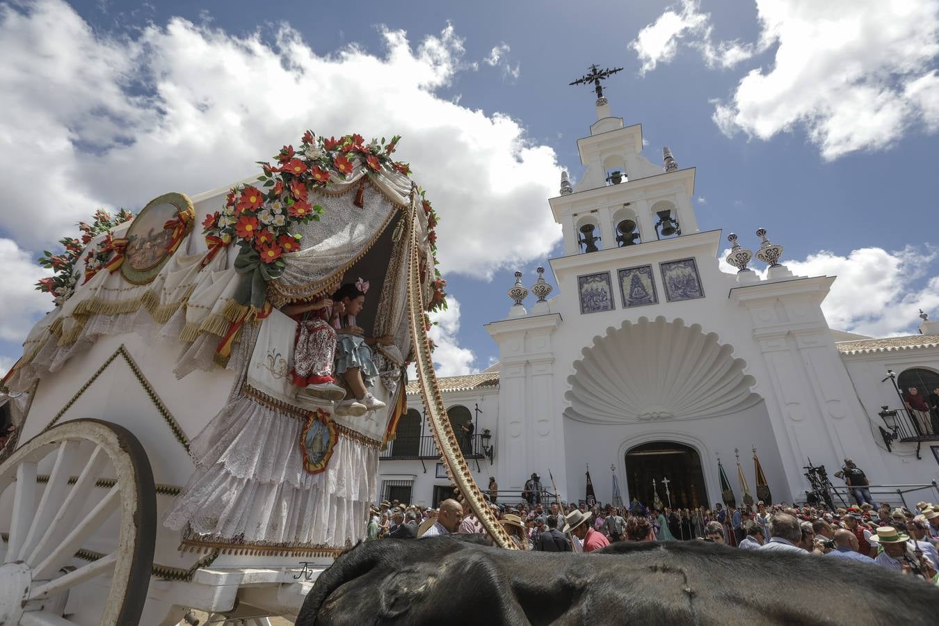 Presentación de las hermandades más antiguas ante la Virgen del Rocío