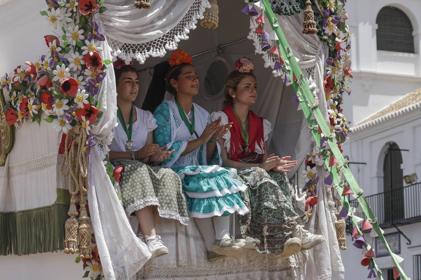 Presentación de las hermandades más antiguas ante la Virgen del Rocío