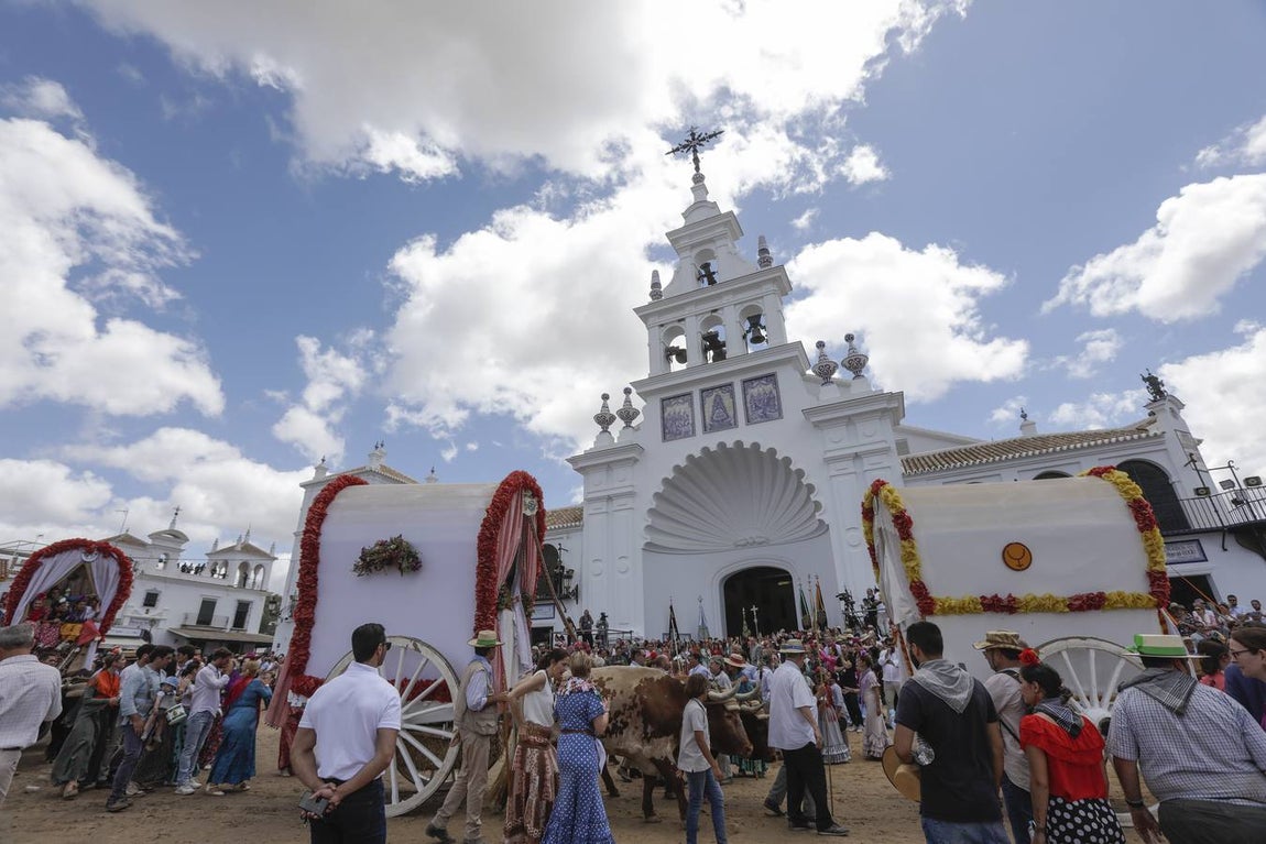 Presentación de las hermandades más antiguas ante la Virgen del Rocío
