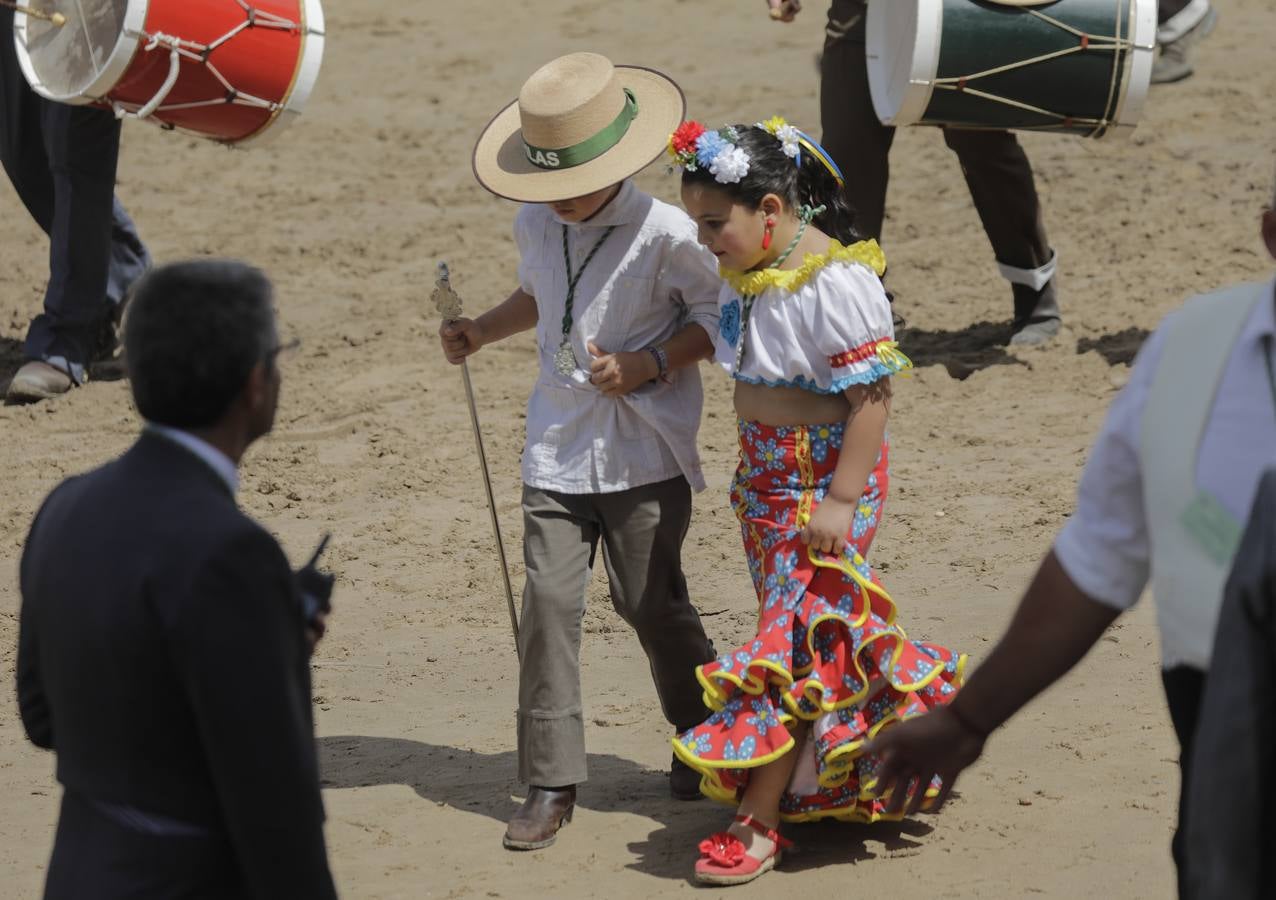 Presentación de las hermandades más antiguas ante la Virgen del Rocío