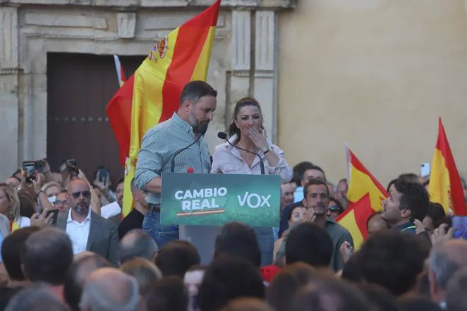 Santiago Abascal (Vox) avisa al PP en Córdoba: «O juntos gobernando o no gobiernan»