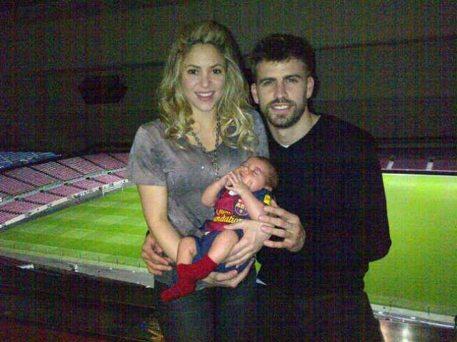 Padres primerizos. Shakira y Piqué presentan a su primogénito Milan en el Camp Nou en 2013