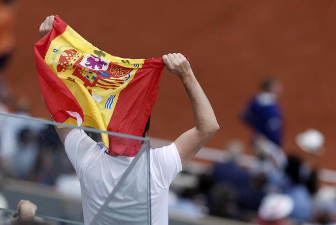 Ánimos desde la grada a Nadal. Un hombre del público porta una bandera de España como muestra de apoyo a Nadal