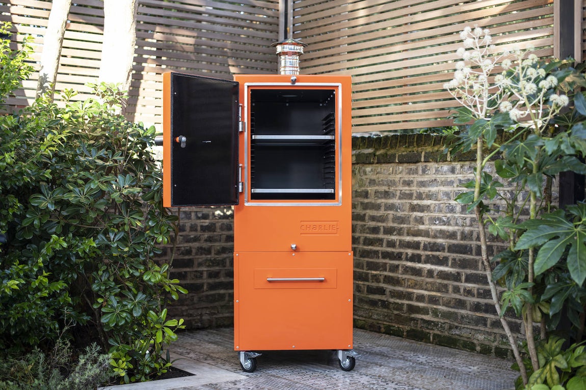 CHARLIE OVEN - Charlie Outdoor Charcoal Oven. Barbacoa de carbón, horno de pizza, ahumador, parrilla… Un modelo profesional disponible en una gran gama de colores, con tres años de garantía. 6.004,95 €.