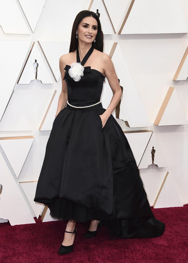 Penélope Cruz, Premios Oscar 2020. En esta edición, la actriz escogió un diseño vintage de Chanel muy especial. Un diseño de Virginie Viard inspirado en un modelo del desfile de moda de Alta Costura de la casa francesa para la temporada primavera / verano 1995-96.