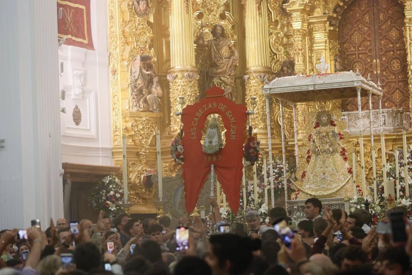 En imágenes, la accidentada procesión de la Virgen del Rocío, que tuvo que suspenderse